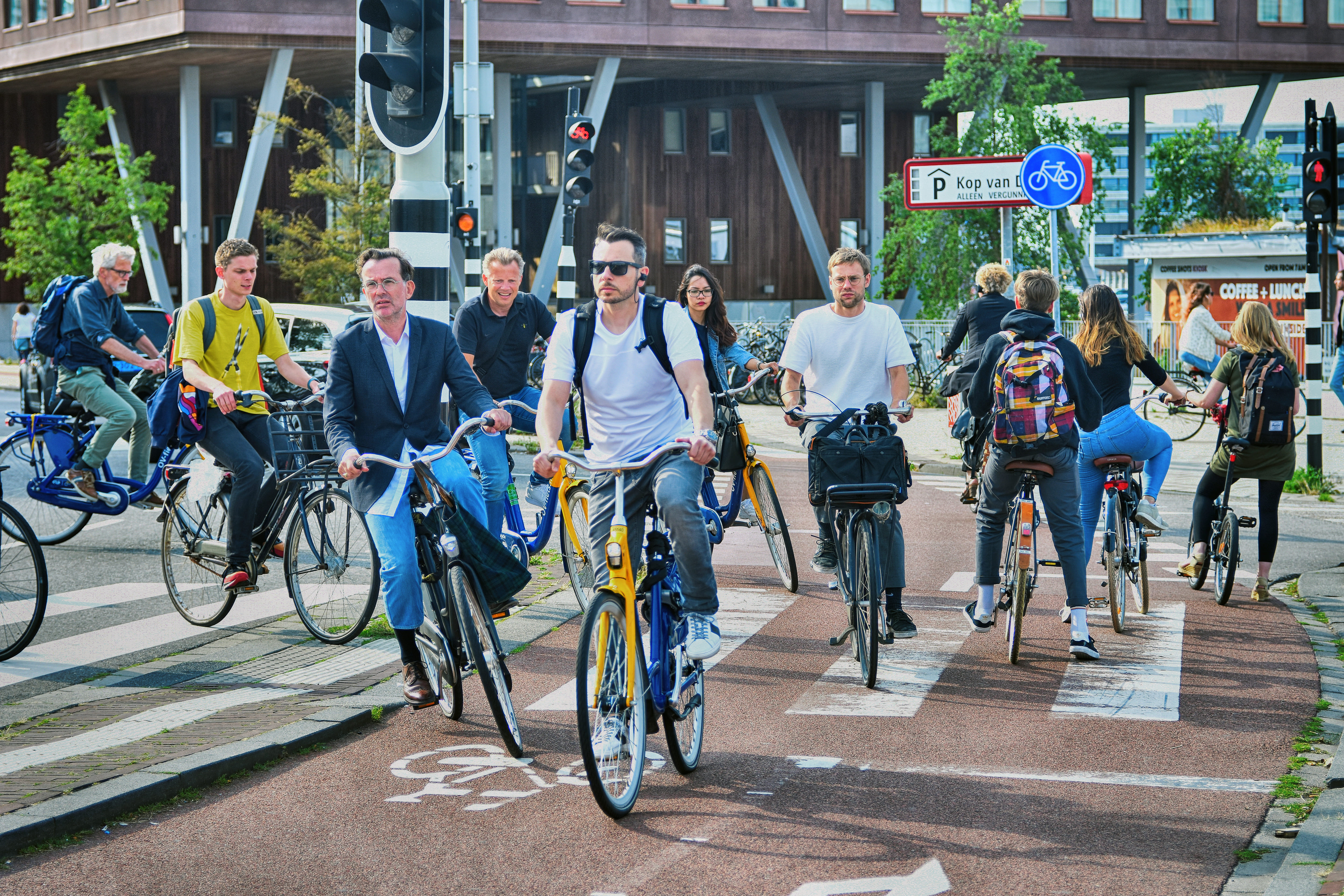 下雨、下雪照樣騎車...荷蘭的「運動健康快樂學」：年減1.1萬人死亡、培養運動健康優先用路