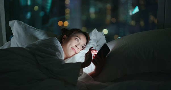 明明睡滿 8 小時還是累到不行？睡前喝酒、滑手機⋯這些壞習慣讓你越睡越疲勞