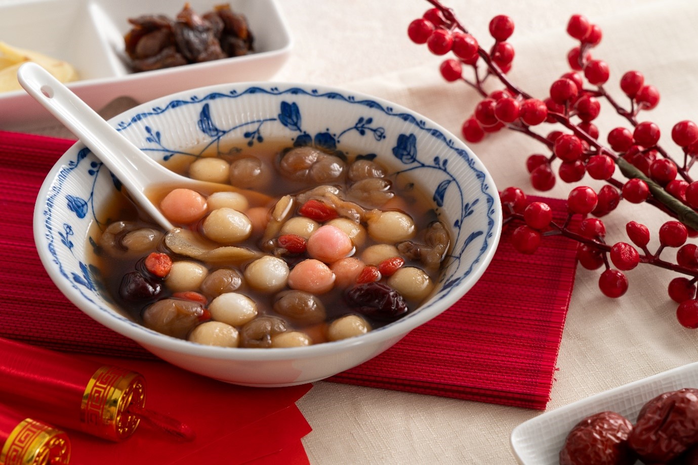 別以為紅白湯圓簡單，熱量就低，吃下十顆就等於1/4碗白飯的熱量。建議搭配湯品、枸杞、花茶，讓熱量攝取可以再降低一些。（圖片來源：shutterstock）