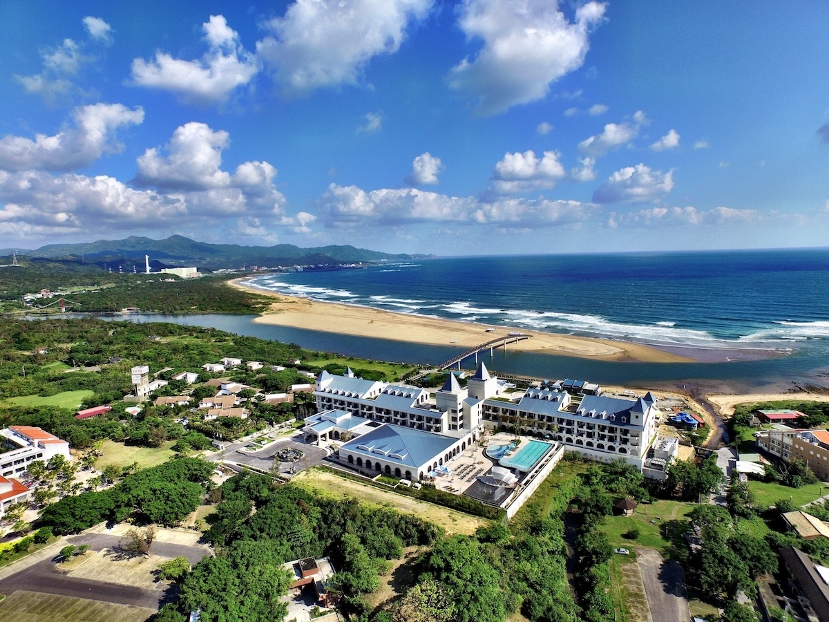 從兩千萬沙雕歸零到營收創 3.82 億新高！福容福隆總經理用「運動度假」與「在地共好」翻轉老字號海水浴場