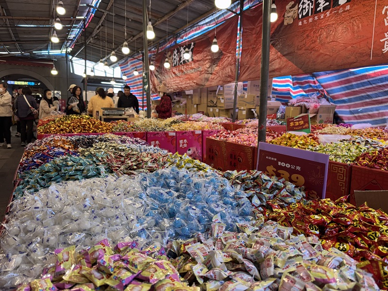 三色軟糖、金幣巧克力，「不想吃的過年零食」為何年年出現？