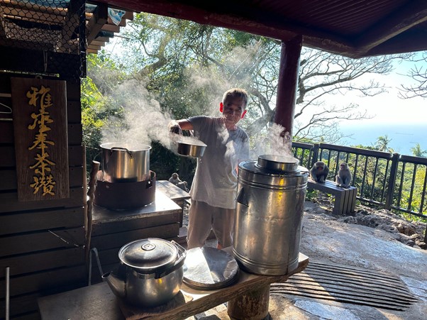 不收捐款、數百人堅持 30 年！天天為山友揹水，奉茶志工成柴山最美風景