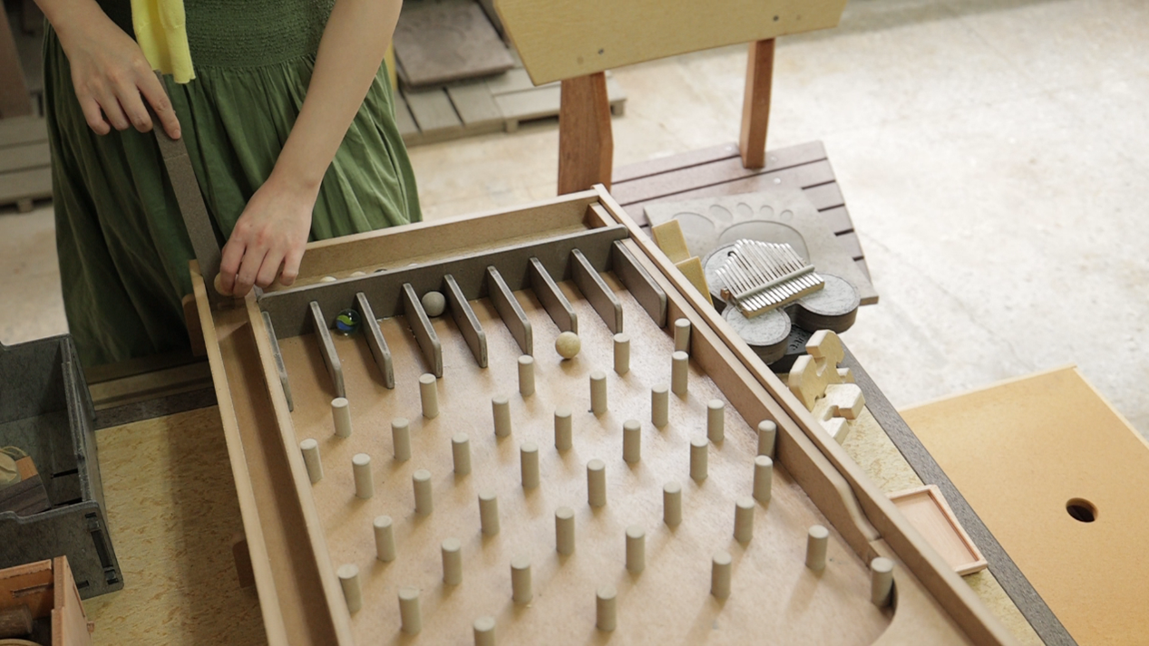 塑膠華麗轉身!海廢變「彈珠檯、拇指琴」