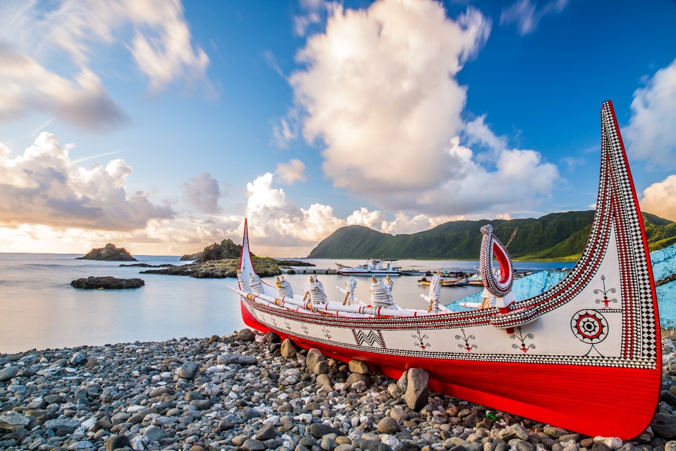 不用鐵釘，用紅土、鍋底灰打造繽紛拼板舟...達悟族的「天然材質造船術」與大地共生