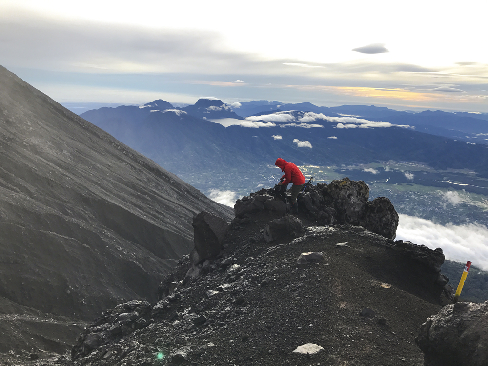 快攻頂了，再撐一下就好？頭暈仍執意上山恐造成生命危險！一張表彙整三種高山症症狀