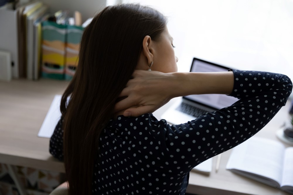 擺脫痠痛貼布！健身教練何守正教你上班族必學 7 招，坐著也能運動